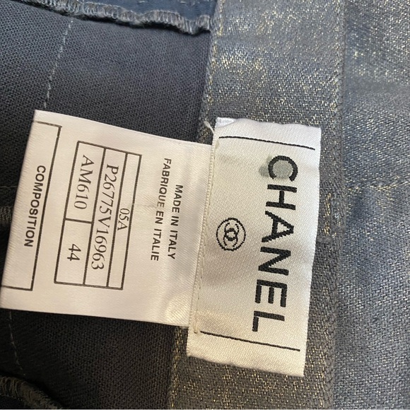 Vintage CHANEL gray w/ gold metallic denim skirt (w/ spandex). Gold hardware. - Picture 4 of 9